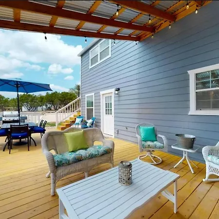 Blue Oasis In The Hill Country Hotel